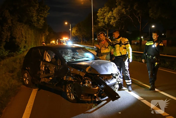 Man klapt op boom en raakt gewond