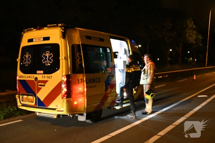 Man klapt op boom en raakt gewond