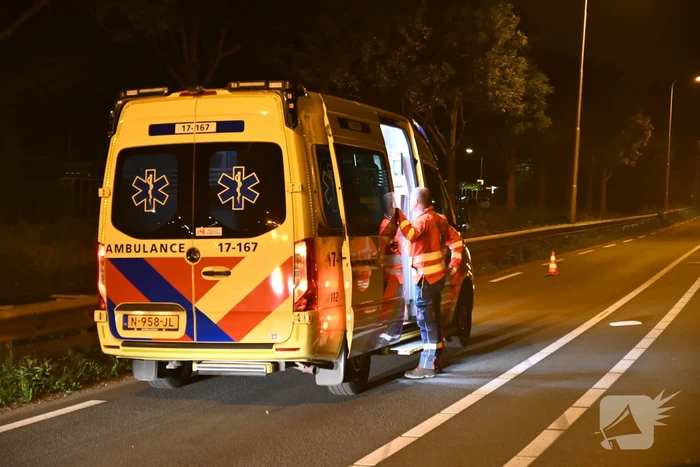 Man klapt op boom en raakt gewond