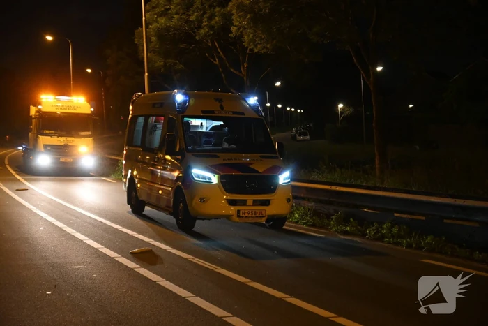Man klapt op boom en raakt gewond