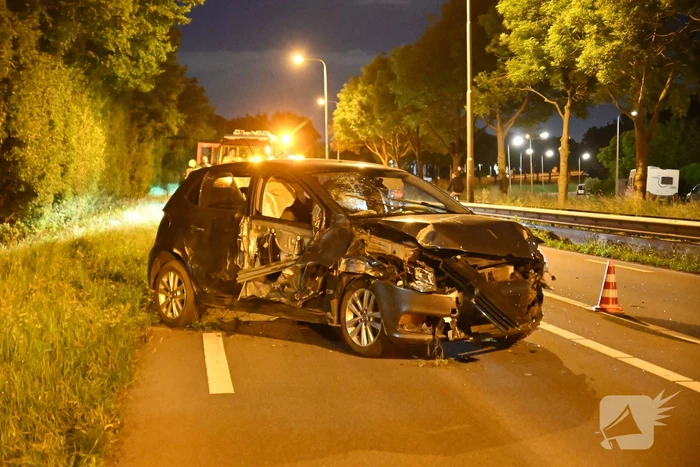 Man klapt op boom en raakt gewond