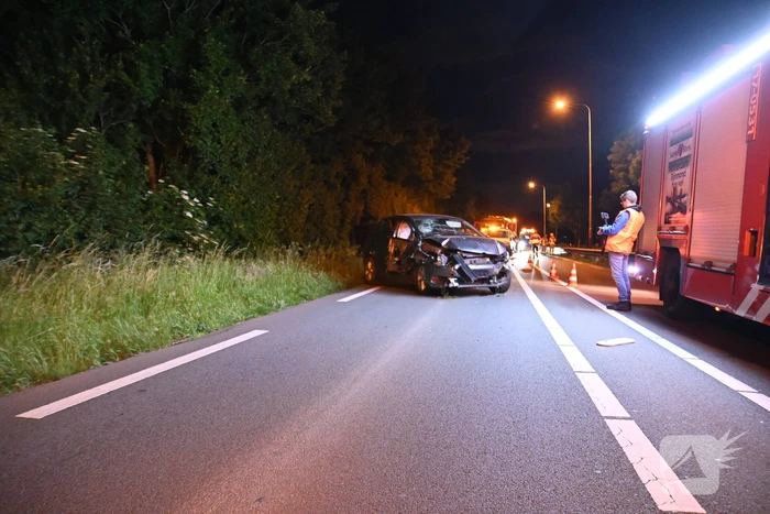 Man klapt op boom en raakt gewond