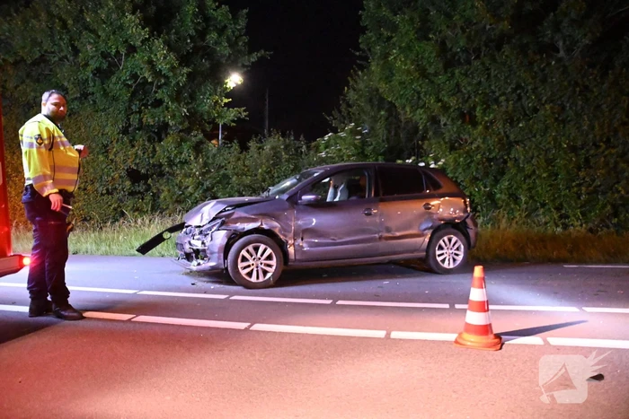 Man klapt op boom en raakt gewond
