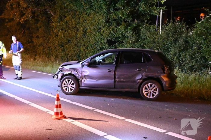 Man klapt op boom en raakt gewond
