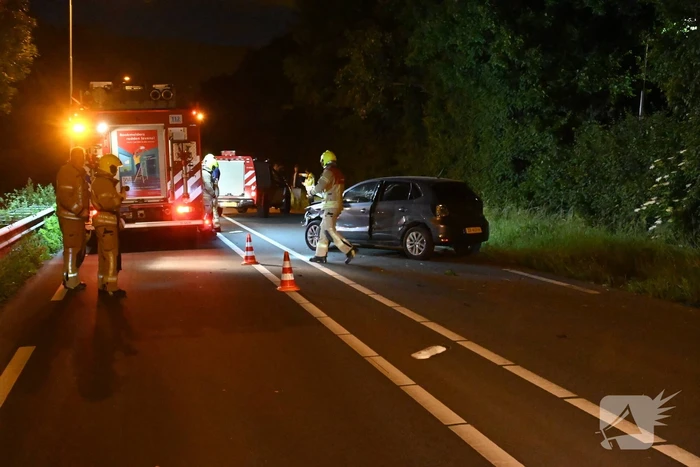 Man klapt op boom en raakt gewond