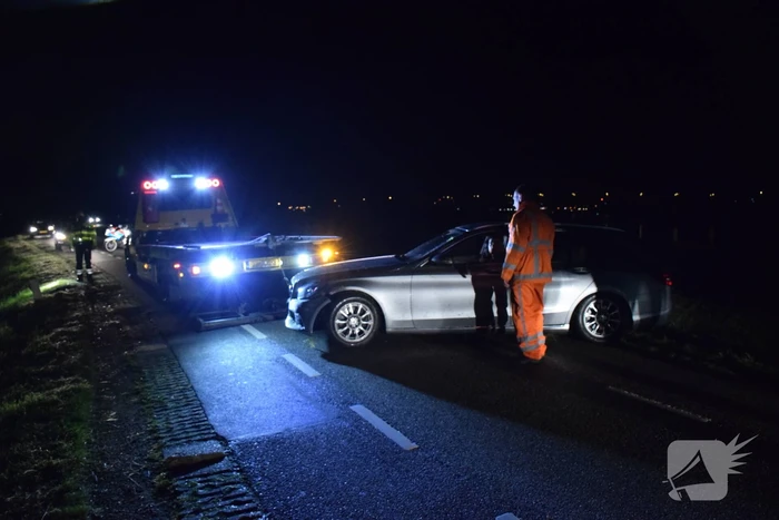 Auto rijdt van dijk af en veroorzaakt enorme file