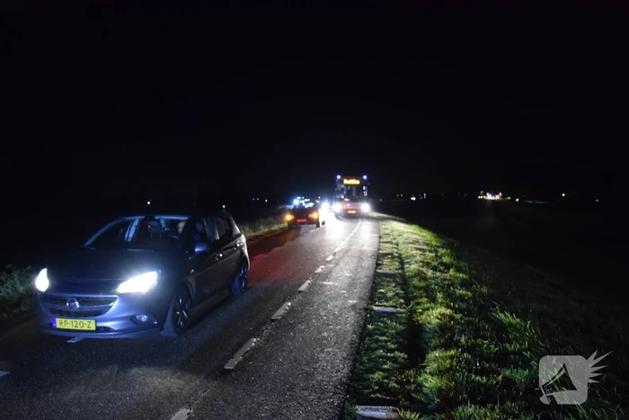 Auto rijdt van dijk af en veroorzaakt enorme file