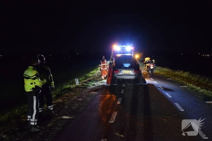 Auto rijdt van dijk af en veroorzaakt enorme file
