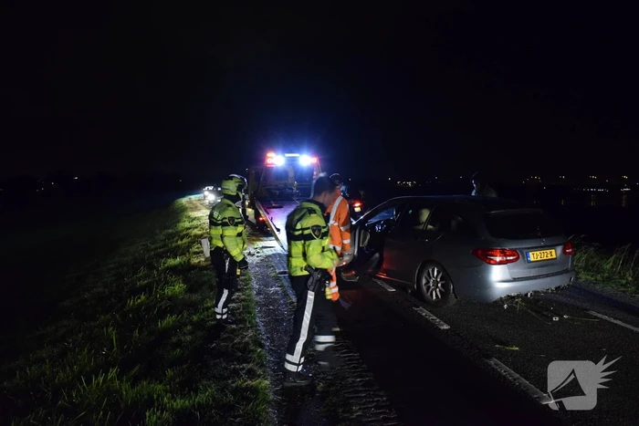 Auto rijdt van dijk af en veroorzaakt enorme file
