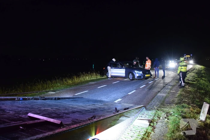 Auto rijdt van dijk af en veroorzaakt enorme file