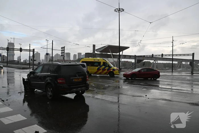 Mercedes-rijder botst achter op Tesla