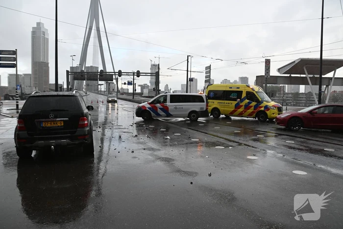 Mercedes-rijder botst achter op Tesla
