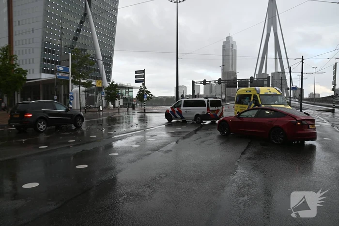 Mercedes-rijder botst achter op Tesla