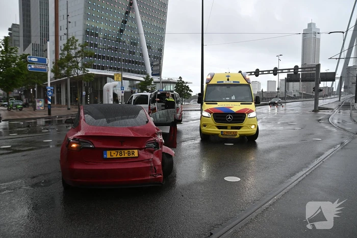 Mercedes-rijder botst achter op Tesla