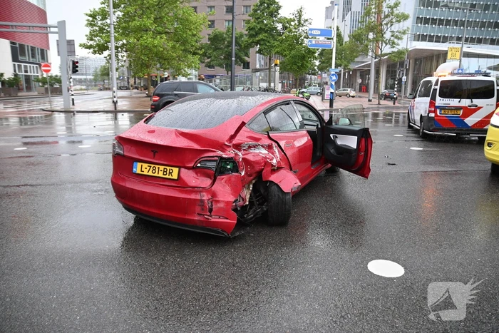 Mercedes-rijder botst achter op Tesla
