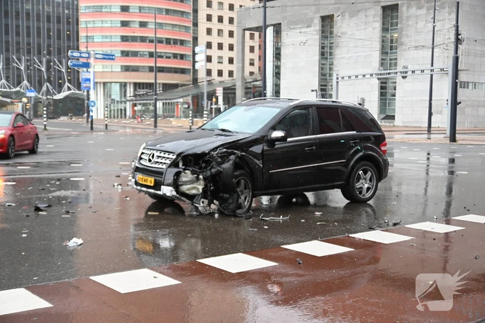 Mercedes-rijder botst achter op Tesla