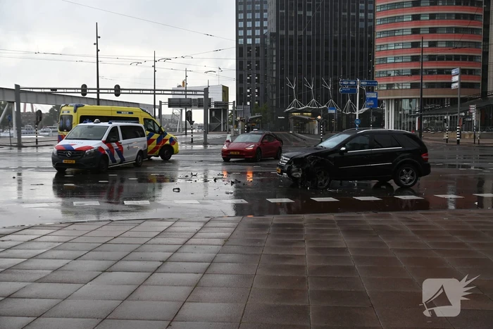 Mercedes-rijder botst achter op Tesla