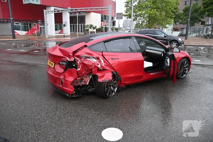 Mercedes-rijder botst achter op Tesla