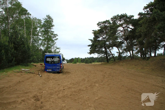 Twee bestelbussen met Belgisch kenteken rijden zich vast