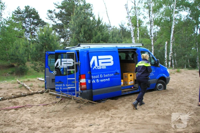 Twee bestelbussen met Belgisch kenteken rijden zich vast