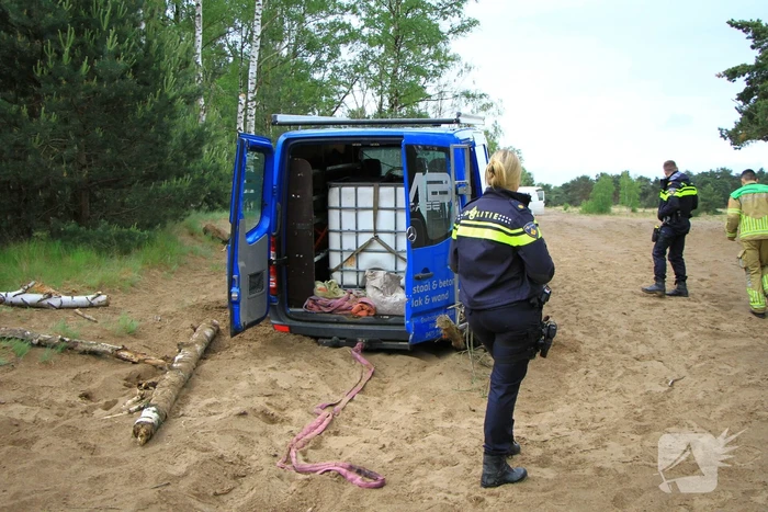 Twee bestelbussen met Belgisch kenteken rijden zich vast