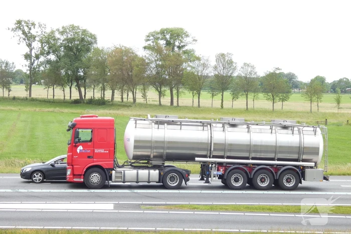 Personenauto en vrachtwagen botsen op snelweg