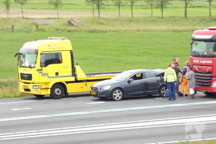 Personenauto en vrachtwagen botsen op snelweg