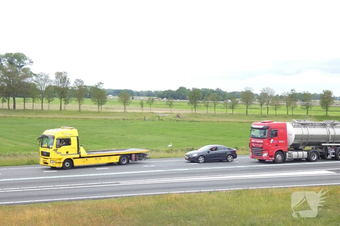 Personenauto en vrachtwagen botsen op snelweg