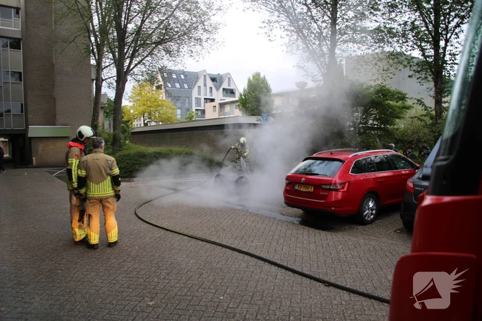 Veel rook bij voertuigbrand op parkeerplaats