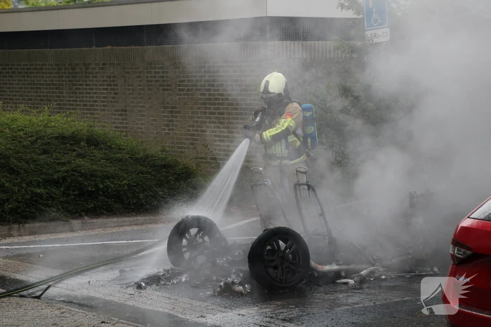 Veel rook bij voertuigbrand op parkeerplaats