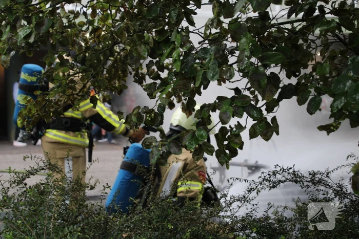 Veel rook bij voertuigbrand op parkeerplaats