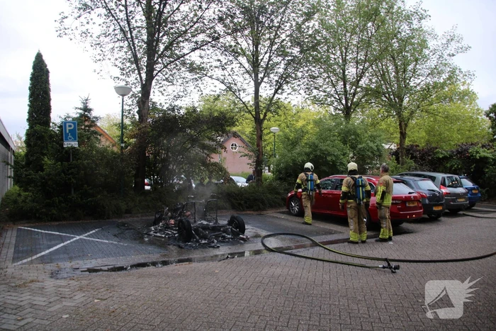 Veel rook bij voertuigbrand op parkeerplaats