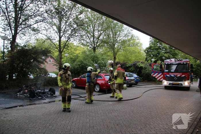 Veel rook bij voertuigbrand op parkeerplaats