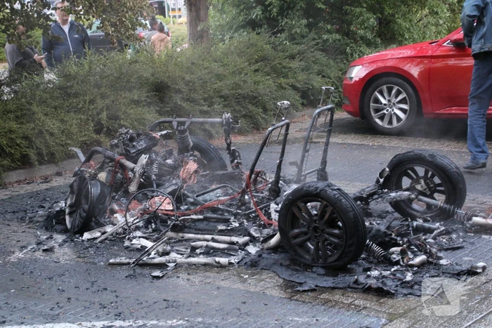 Veel rook bij voertuigbrand op parkeerplaats