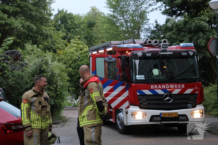 Veel rook bij voertuigbrand op parkeerplaats