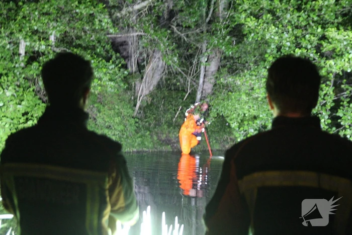 Hulpdiensten redden hond uit water