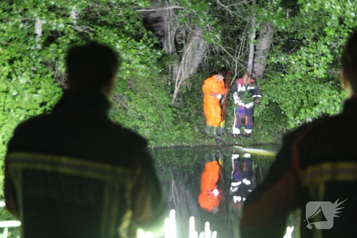 Hulpdiensten redden hond uit water