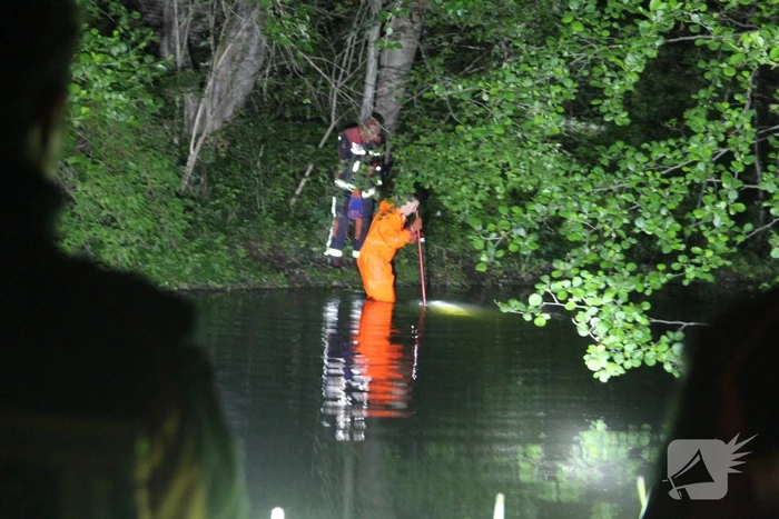 Hulpdiensten redden hond uit water