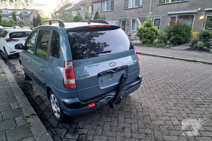 Bestelbus volledig uitgebrand