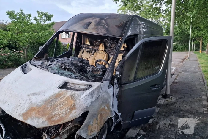 Bestelbus volledig uitgebrand