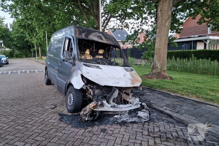 Bestelbus volledig uitgebrand