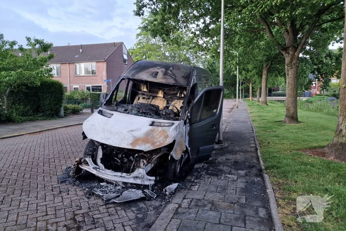 Bestelbus volledig uitgebrand