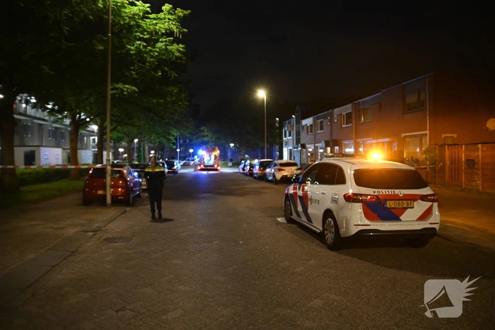 Autobrand en voordeur vernield na explosie