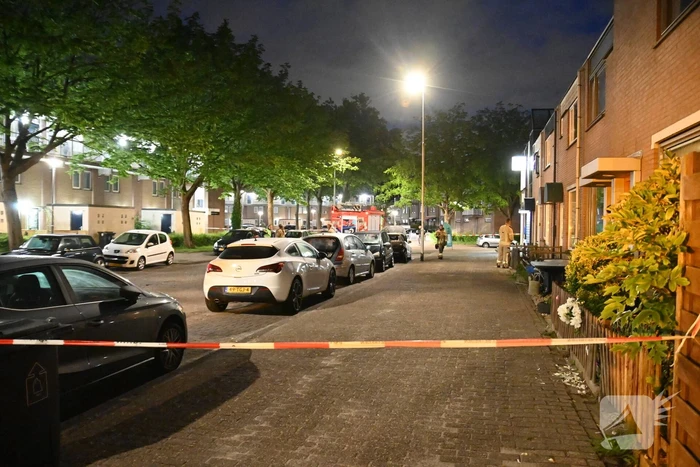 Autobrand en voordeur vernield na explosie