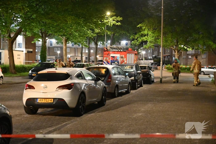 Autobrand en voordeur vernield na explosie