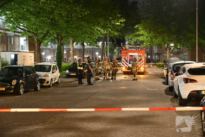 Autobrand en voordeur vernield na explosie