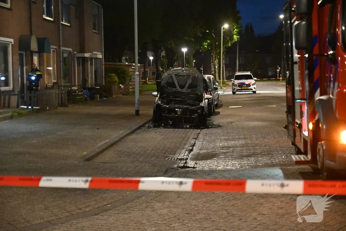 Autobrand en voordeur vernield na explosie