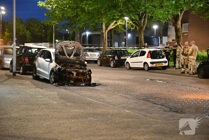 Autobrand en voordeur vernield na explosie