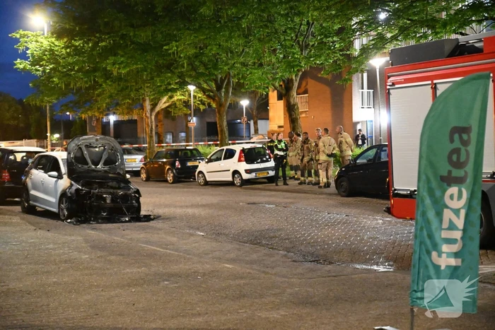 Autobrand en voordeur vernield na explosie