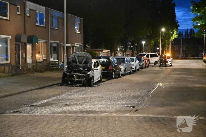 Autobrand en voordeur vernield na explosie